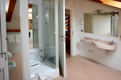 Bagno Junior Suite Dolomiti Hotel Eden Andalo picc Bagno Junior Suite Dolomiti Hotel Eden Andalo picc