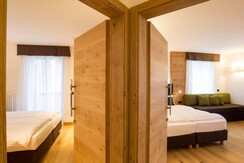 family-suite_002-cbca09da6ded0e6f9f3b025772e70d42 family-suite_002-cbca09da6ded0e6f9f3b025772e70d42