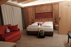 camera suite matrimoniale-tripla (2) camera suite matrimoniale-tripla (2)