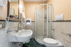 bagno-camera-mansarda-hotel-trento