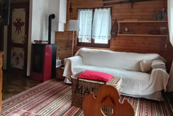 ingresso appartamento, stufa al pellet e soggiorno