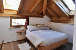 Camera matrimoniale superior mansardata   