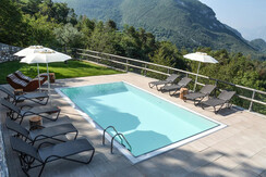 Piscina con ombrelloni Piscina con ombrelloni