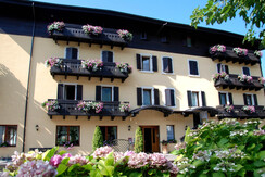 esterno lato strada/montagna esterno lato strada/montagna