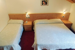 1. Camera matrimoniale 2 ad. + 1 bambino 1. Camera matrimoniale 2 ad. + 1 bambino