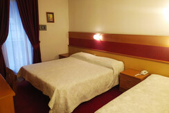 2. Camera matrimoniale 2 ad. + 1 bambino 2. Camera matrimoniale 2 ad. + 1 bambino