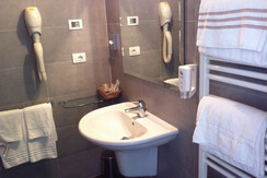 geräumiges Badezimmer geräumiges Badezimmer