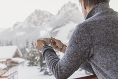 Ein Kaffee auf dem Balkon mit Bergblick Ein Kaffee auf dem Balkon mit Bergblick