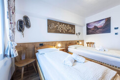 3-Zimmer-Wohnung mit 2 Schlafzimmern und 3 Bädern 3-Zimmer-Wohnung mit 2 Schlafzimmern und 3 Bädern