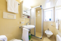 2-Zimmer-Wohnung Mansarde mit 1 Schlafzimmer 2-Zimmer-Wohnung Mansarde mit 1 Schlafzimmer