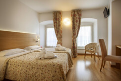 Hot_Romanda2022_05_bassa