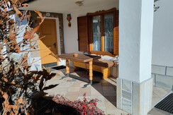 Entrata privata con patio e tavolo