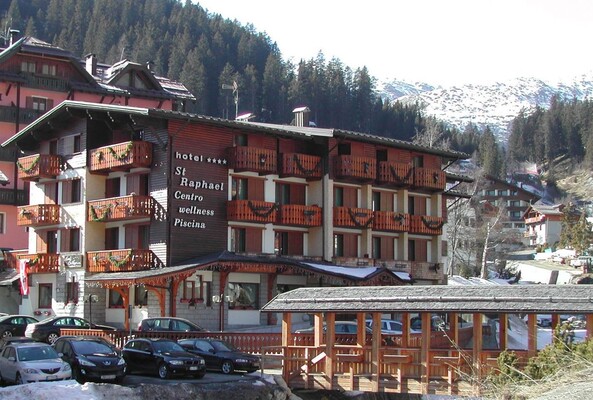 Hotel St raphael campiglio esterno