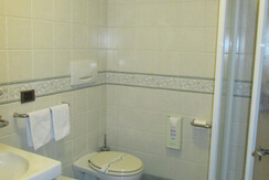 Bagno: WC, bidè, lavandino, doccia