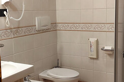 Bagno: WC, bidè, lavandino, doccia