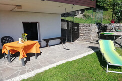 giardino con zona colazione