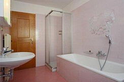 bagno con doccia e vasca