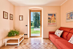 Soggiorno con accesso diretto al giardino