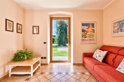 Soggiorno con accesso diretto al giardino