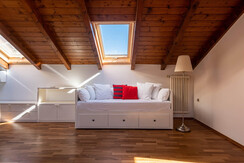 Soggiorno al secondo livello con divano letto