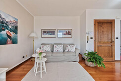 Comodo divano nel salotto