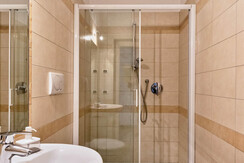 Bagno con doccia grande