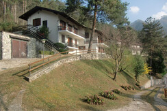Casa Ambra: vista della casa con il giardino Casa Ambra: vista della casa con il giardino