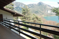 Ambra B: balcone vista lago Ambra B: balcone vista lago