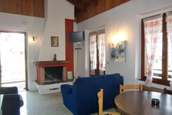 Ambra C: soggiorno con caminetto Ambra C: soggiorno con caminetto