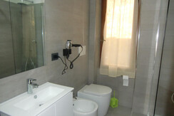 Bagno con doccia e servizi Bagno con doccia e servizi