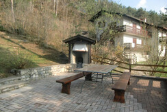 Casa Ambra: giardino con area barbecue Casa Ambra: giardino con area barbecue