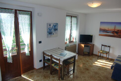 Soggiorno con porta d' entrata Soggiorno con porta d' entrata