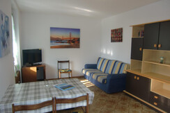 Soggiorno con divano e tv satellitare Soggiorno con divano e tv satellitare