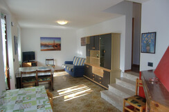 Soggiorno con scalini che portano nella zona notte Soggiorno con scalini che portano nella zona notte