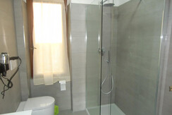 Bagno con ampio box doccia Bagno con ampio box doccia