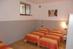 Stanza con 3 posti letto Stanza con 3 posti letto