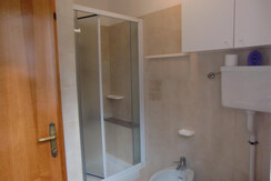 Bagno con box doccia e servizi Bagno con box doccia e servizi