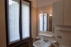 Particolare del bagno finestrato Particolare del bagno finestrato