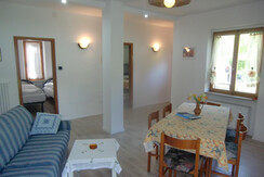 Zona giorno con divano e tavolo pranzo Zona giorno con divano e tavolo pranzo