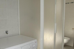 App Piva 1: box doccia e lavatrice in bagno App Piva 1: box doccia e lavatrice in bagno