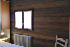 Parete in legno con perline spazzolate Parete in legno con perline spazzolate