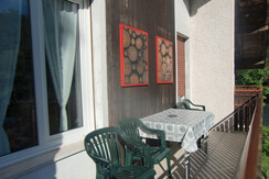 Balcone con tavolo e sedie Balcone con tavolo e sedie