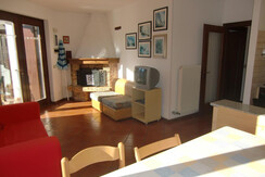 Soggiorno con tv satellitare Soggiorno con tv satellitare