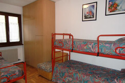 Stanza con letto a castello + letto singolo Stanza con letto a castello + letto singolo