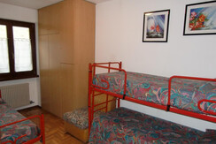 Stanza con letto a castello + letto singolo Stanza con letto a castello + letto singolo