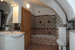 Bagno con vasca e box doccia Bagno con vasca e box doccia