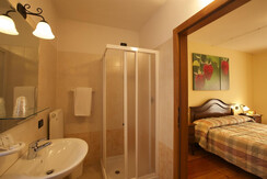 Vista della stanza dal bagno Vista della stanza dal bagno