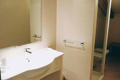 Camera quadrupla senza balcone_bagno