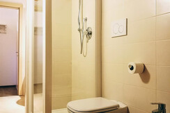 Camera quadrupla senza balcone_bagno1