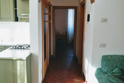 Appartamento trilocale con balcone_5p_corridoio